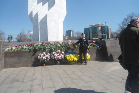 «Помним о подвиге отцов и дедов»: в День освобождения города одесситы возлагали к монументам цветы (фото)