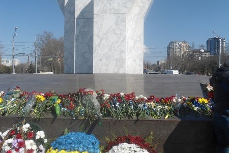 «Помним о подвиге отцов и дедов»: в День освобождения города одесситы возлагали к монументам цветы (фото)