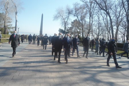 «Помним о подвиге отцов и дедов»: в День освобождения города одесситы возлагали к монументам цветы (фото)