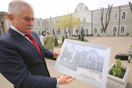 Открытие исторических часов над входом в приемное отделение Еврейской больницы (фоторепортаж)