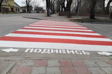 Возле школы на Василия Стуса обновили разметку пешеходного перехода (фото)