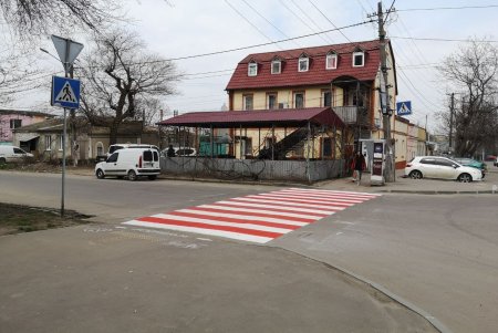 Возле школы на Василия Стуса обновили разметку пешеходного перехода (фото)