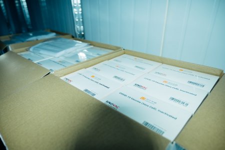В Одессу поступили 4400 доз вакцины CoronaVac (фото)