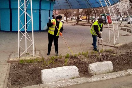 Коммунальщики очистили бюветы и памятники в Киевском районе (фото)