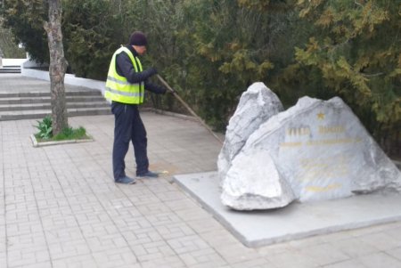 Коммунальщики очистили бюветы и памятники в Киевском районе (фото)