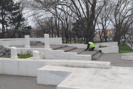 Коммунальщики очистили бюветы и памятники в Киевском районе (фото)