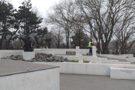 Коммунальщики очистили бюветы и памятники в Киевском районе (фото)