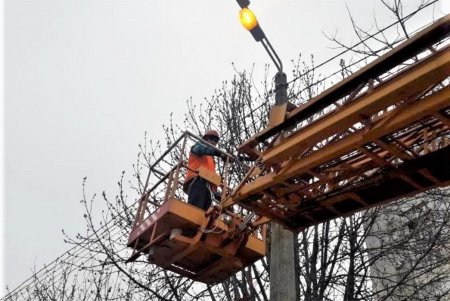 В Киевском районе заменили светильники, обрезали деревья и ветки, мешающие сетям наружного освещения (фото)