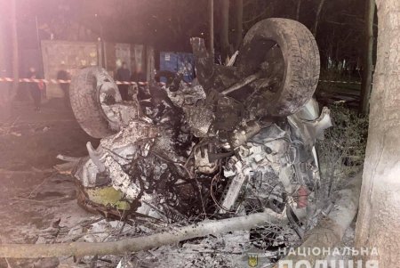 Водитель иномарки влетел в дерево на Люстдорфской дороге: один человек погиб, четверо – получили травмы (фото)