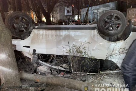 Водитель иномарки влетел в дерево на Люстдорфской дороге: один человек погиб, четверо – получили травмы (фото)