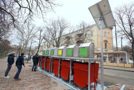 Подземные мусорные контейнеры улучшенной конструкции установили на Соборной площади (фоторепортаж)