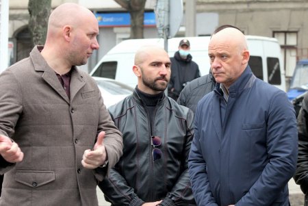 Подземные мусорные контейнеры улучшенной конструкции установили на Соборной площади (фоторепортаж)