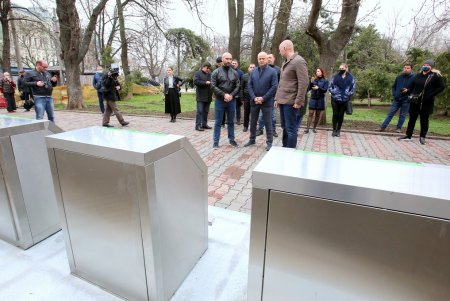 Подземные мусорные контейнеры улучшенной конструкции установили на Соборной площади (фоторепортаж)