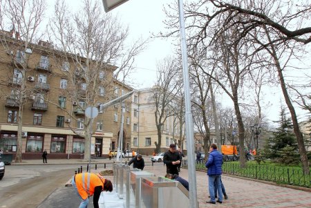 Подземные мусорные контейнеры улучшенной конструкции установили на Соборной площади (фоторепортаж)