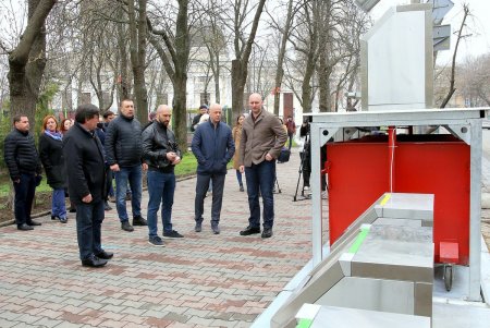 Подземные мусорные контейнеры улучшенной конструкции установили на Соборной площади (фоторепортаж)