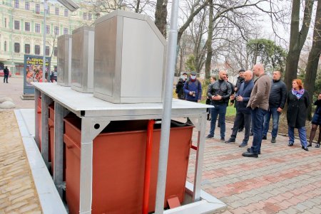 Подземные мусорные контейнеры улучшенной конструкции установили на Соборной площади (фоторепортаж)