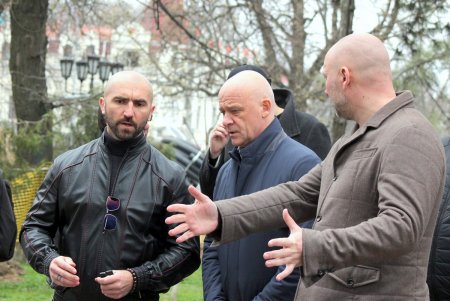 Подземные мусорные контейнеры улучшенной конструкции установили на Соборной площади (фоторепортаж)