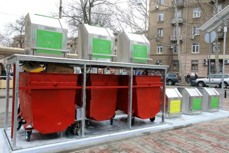 Подземные мусорные контейнеры улучшенной конструкции установили на Соборной площади (фоторепортаж)