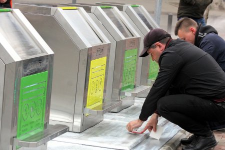 Подземные мусорные контейнеры улучшенной конструкции установили на Соборной площади (фоторепортаж)