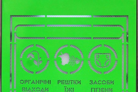 Подземные мусорные контейнеры улучшенной конструкции установили на Соборной площади (фоторепортаж)