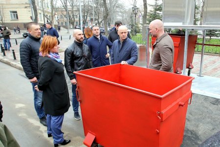 Подземные мусорные контейнеры улучшенной конструкции установили на Соборной площади (фоторепортаж)