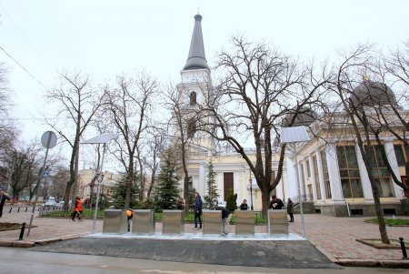 Подземные мусорные контейнеры улучшенной конструкции установили на Соборной площади (фоторепортаж)