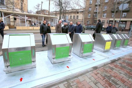 Подземные мусорные контейнеры улучшенной конструкции установили на Соборной площади (фоторепортаж)