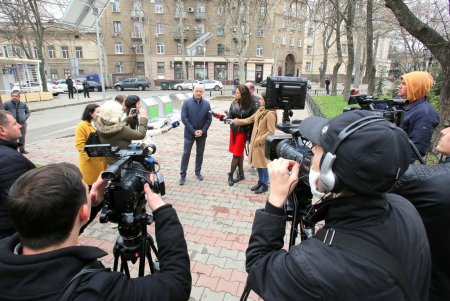 Подземные мусорные контейнеры улучшенной конструкции установили на Соборной площади (фоторепортаж)
