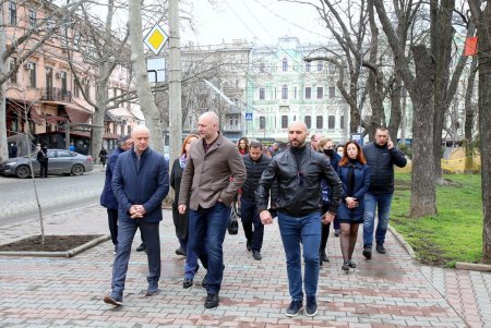Подземные мусорные контейнеры улучшенной конструкции установили на Соборной площади (фоторепортаж)