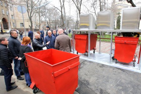 Подземные мусорные контейнеры улучшенной конструкции установили на Соборной площади (фоторепортаж)