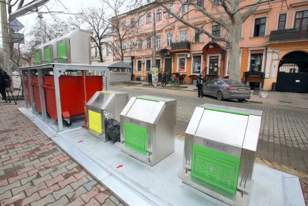 Подземные мусорные контейнеры улучшенной конструкции установили на Соборной площади (фоторепортаж)