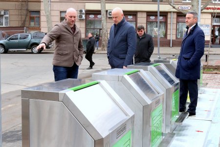 Подземные мусорные контейнеры улучшенной конструкции установили на Соборной площади (фоторепортаж)