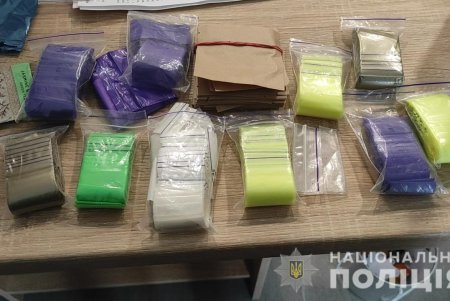 Знакомились с клиентами в клубах и предлагали «погрузиться в другую реальность»: в Одессе разоблачена банда наркоторговцев, состоящая из девушек модельной внешности (фото, видео)