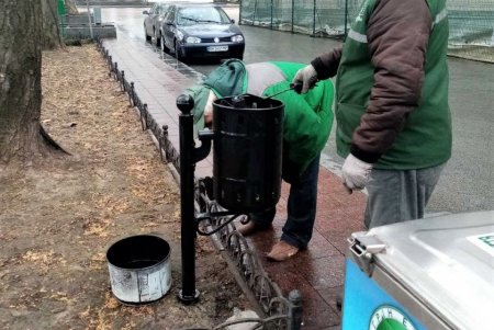 Убирают газоны, моют тротуары, красят садовую мебель и высаживают цветы: коммунальщики благоустраивают и озеленяют Одессу (фото)