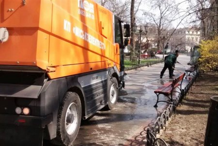 Убирают газоны, моют тротуары, красят садовую мебель и высаживают цветы: коммунальщики благоустраивают и озеленяют Одессу (фото)