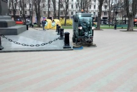 Убирают газоны, моют тротуары, красят садовую мебель и высаживают цветы: коммунальщики благоустраивают и озеленяют Одессу (фото)