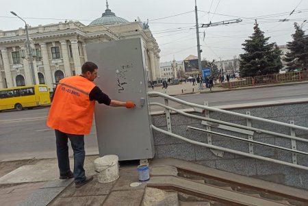 Коммунальщики закрашивают на одесских улицах рекламу наркотиков и надписи вандалов (фото)