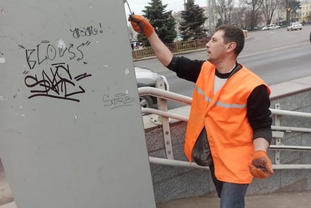 Коммунальщики закрашивают на одесских улицах рекламу наркотиков и надписи вандалов (фото)