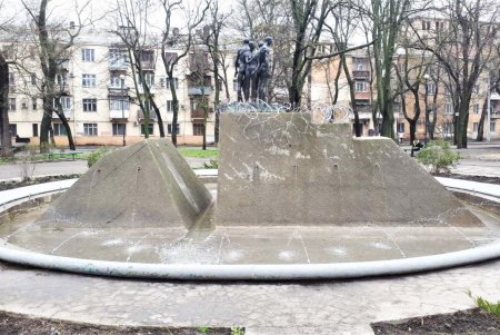 Коммунальщики отремонтировали и запустили фонтан на Театральной площади, поврежденный вандалами (фото)