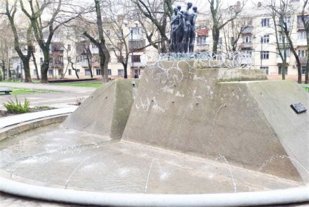 Коммунальщики отремонтировали и запустили фонтан на Театральной площади, поврежденный вандалами (фото)