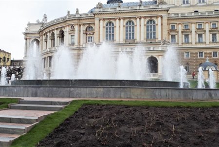 Коммунальщики отремонтировали и запустили фонтан на Театральной площади, поврежденный вандалами (фото)