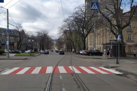 На оживленном перекрестке в районе парка Шевченко обновили разметку пешеходного перехода (фото)