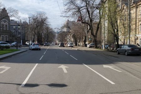 На оживленном перекрестке в районе парка Шевченко обновили разметку пешеходного перехода (фото)