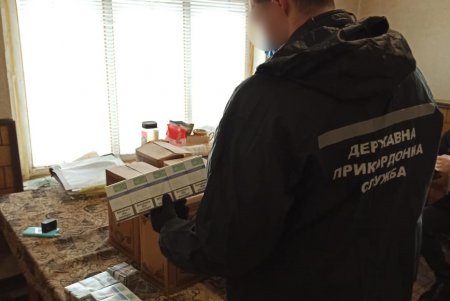 Спиртное в канистрах на полмиллиона гривен изъяли в ходе обысков на юге региона (фото)