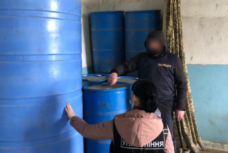 Спиртное в канистрах на полмиллиона гривен изъяли в ходе обысков на юге региона (фото)