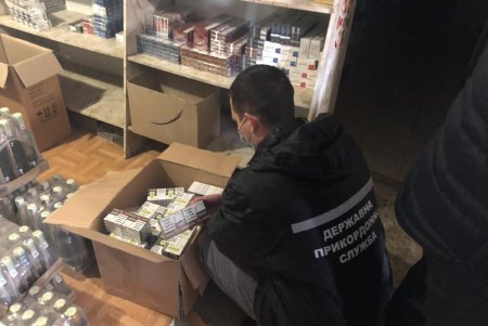Спиртное в канистрах на полмиллиона гривен изъяли в ходе обысков на юге региона (фото)