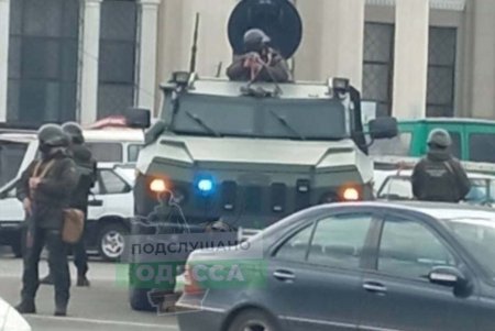 В центре города одесситы увидели бронетехнику и вооруженных силовиков: в Одессе стартовали масштабные учения (фото)