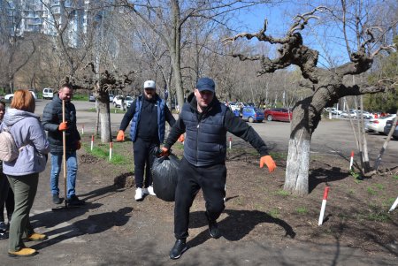 Итоги масштабного субботника в Одессе: десятки тонн мусора вывезли с зеленых зон города (фото)