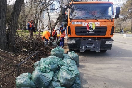Итоги масштабного субботника в Одессе: десятки тонн мусора вывезли с зеленых зон города (фото)