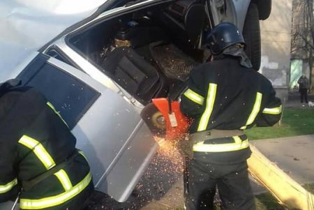 На Черемушках автомобиль влетел в дерево, водителя доставали спасатели (фото)